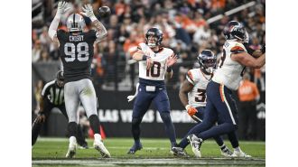 Broncos' QB Nix injured back before MNF game against Browns.