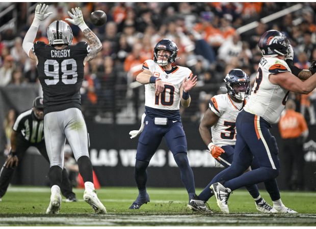 Broncos' QB Nix injured back before MNF game against Browns.