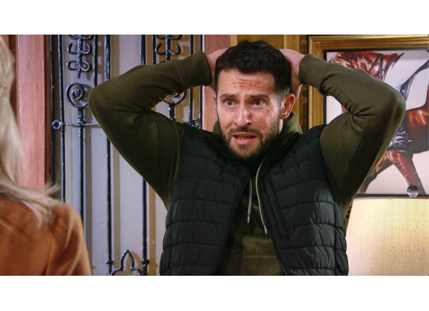 Ross is terrified when he witnesses the gruesome death of a legend on Emmerdale.