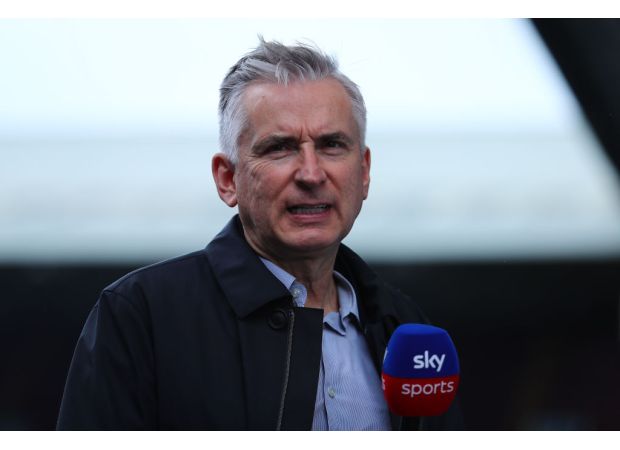 Alan Smith suggests a suitable replacement for an Arsenal player whose contract is ending, valued at £50 million.