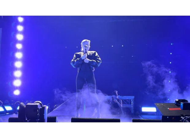 Former star of the 2000s returns for Charli XCX's London show after being gone for years.