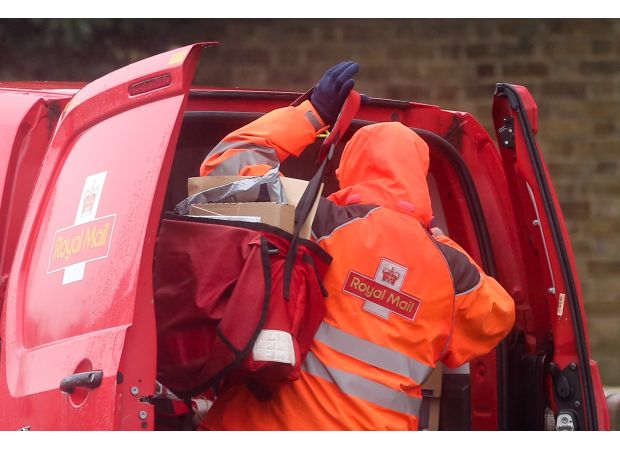 2024 holiday shipping deadlines for Royal Mail, Evri, and others.