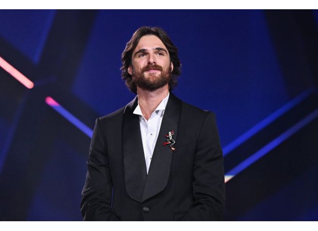 Hollywood star's drastic new appearance stirs up controversy.