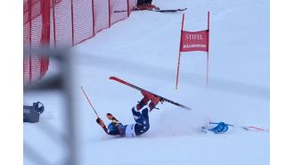 Shiffrin crashes in giant slalom final, removed on sled.