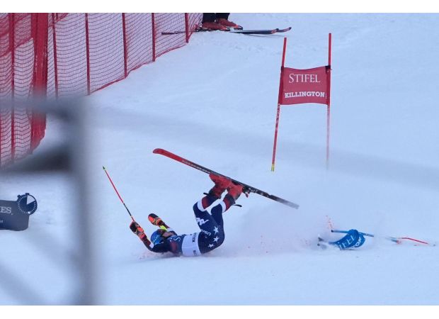 Shiffrin crashes in giant slalom final, removed on sled.