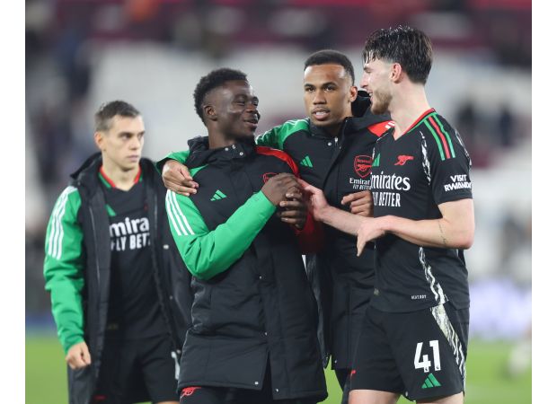 Jermain Defoe claims that Arsenal could become invincible after their recent win against West Ham.