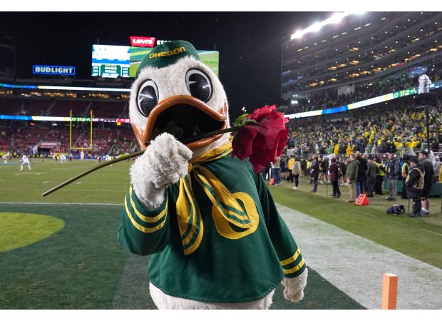 A roundup of Saturday's top college football results: Oregon's potential benefits from a loss, ASU's clinching victory, Arizona's defeat, WSU's decline, and updated bowl predictions.