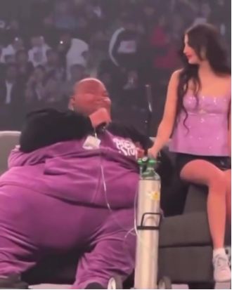 Singer raises alarm with oxygen tank and hostile behavior towards Snoop Dogg during performance.