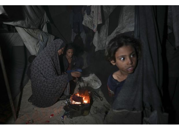 UN has stopped sending aid through Gaza's main crossing due to looting.