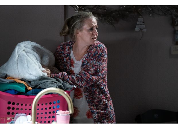 EastEnders' Linda leaves after shocking drunken display