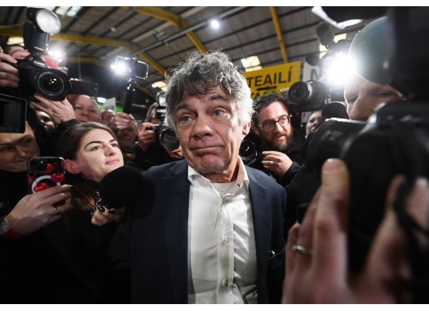 Irish gang leader flees after losing bid for parliament seat.