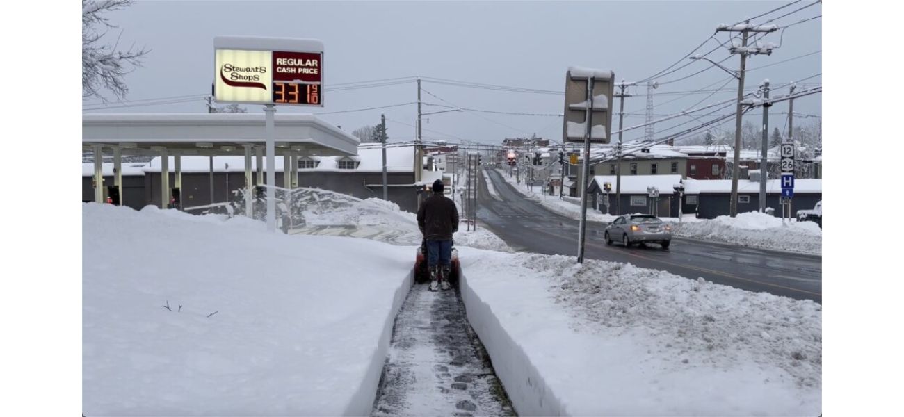 Travelers returning from Thanksgiving find a snowy Great Lakes region.