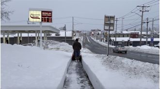 Travelers returning from Thanksgiving find a snowy Great Lakes region.