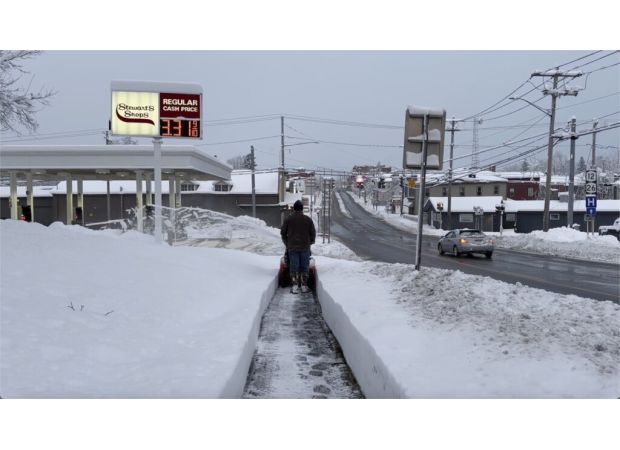 Travelers returning from Thanksgiving find a snowy Great Lakes region.
