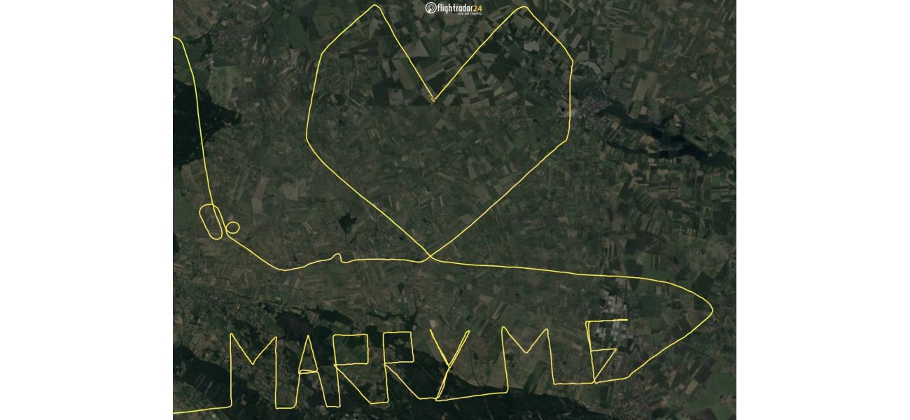 Pilot writes sweet note on flight tracker as a surprise for passengers.