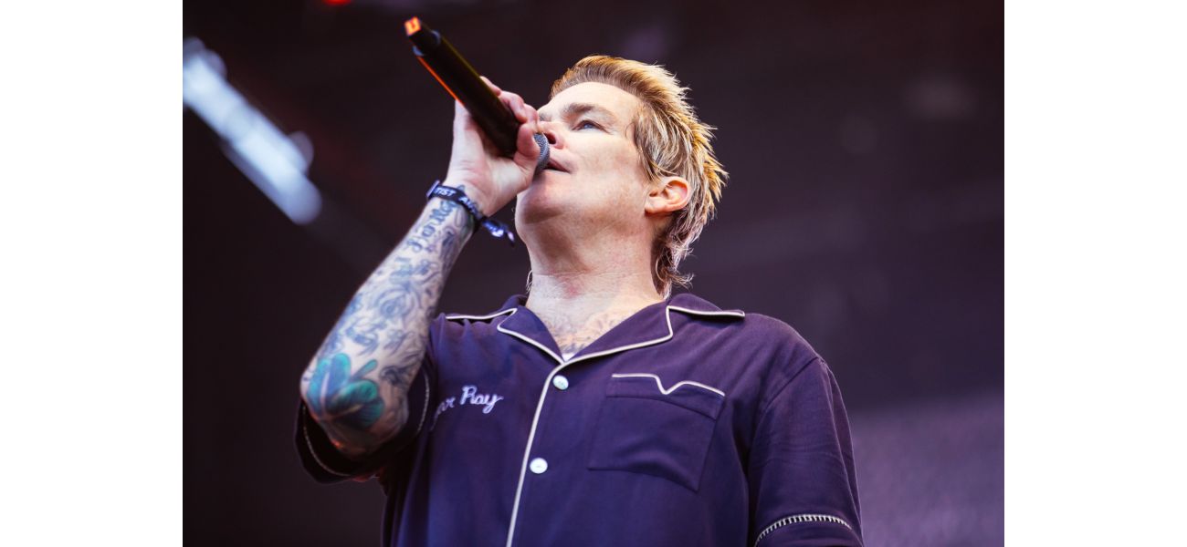 After 25 years, the 90s rock band still sounds like a cover band.