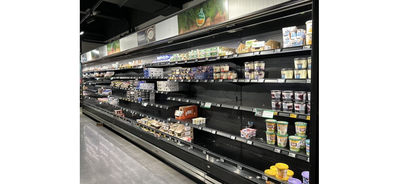 Woolworths plans to take action to prevent striking workers from blocking their warehouses.