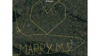 Pilot writes sweet note on flight tracker as a surprise for passengers.