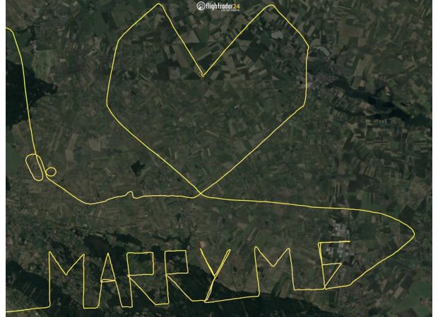 Pilot writes sweet note on flight tracker as a surprise for passengers.