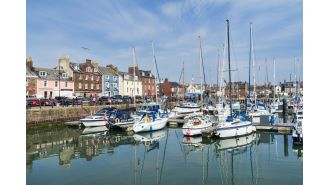 Dreamy Scottish town known for food and beaches.
