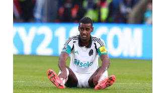 Eddie Howe gives an update on Alexander Isak's injury before the Newcastle vs Liverpool match.
