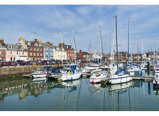 Dreamy Scottish town known for food and beaches.
