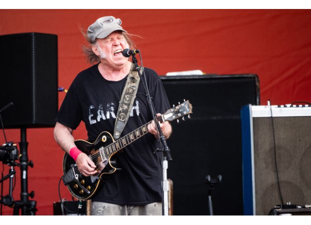 A popular 70s performer is eager to come back and headline at Glastonbury after a 16-year absence.