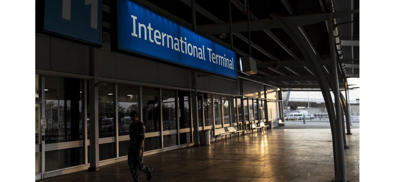 Man assaults security at Sydney Airport after forcing his way onto a plane.