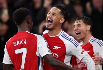 Fans of Manchester United are angry about a controversial play made by a player during a goal against Arsenal.