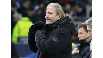 Ex-Chelsea player Petit advises underperforming player to join Manchester United instead to save time.