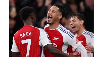 Fans of Manchester United are angry about a controversial play made by a player during a goal against Arsenal.