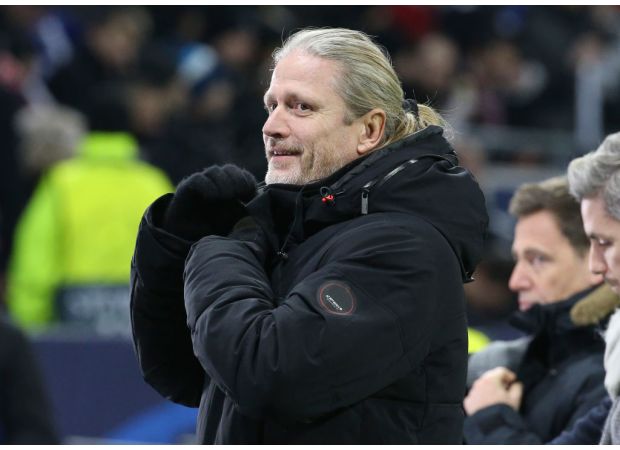 Ex-Chelsea player Petit advises underperforming player to join Manchester United instead to save time.