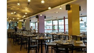 A scathing review of Gregg Wallace's restaurant, calling it a disaster.