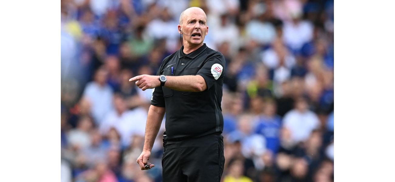 Ex-Premier League ref Mike Dean admits big mistake in Chelsea game.