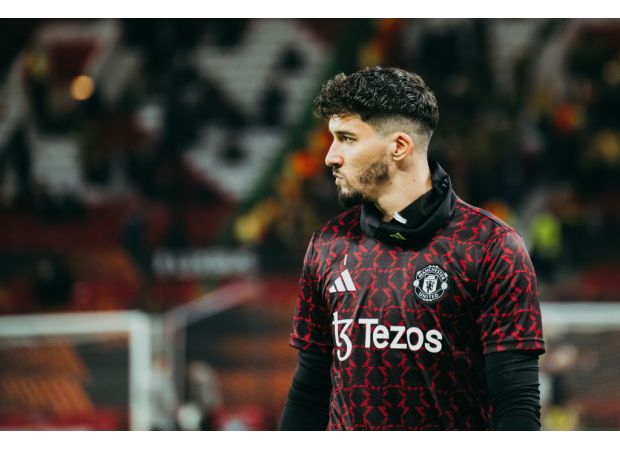 Man United worried that potential coach Erik ten Hag may not stay with the team.