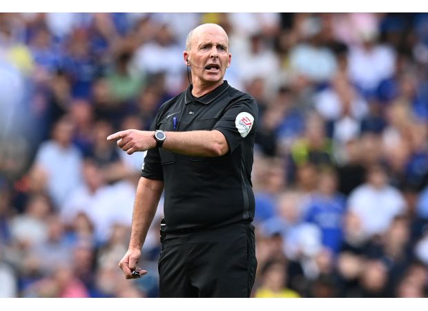 Ex-Premier League ref Mike Dean admits big mistake in Chelsea game.