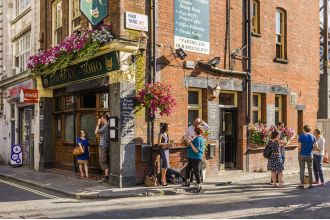 Many Londoners have purchased a home based on the proximity of a pub, with 40% doing so.