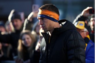 Sinfield finishes grueling ultra-marathon despite serious leg injury