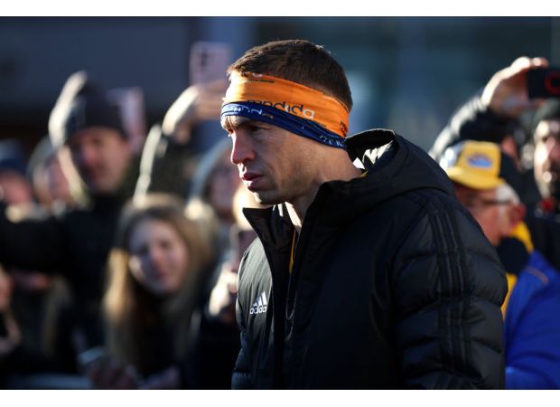 Sinfield finishes grueling ultra-marathon despite serious leg injury