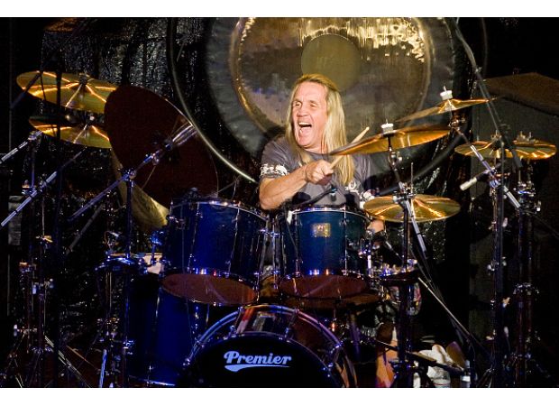 A member of a famous 70s rock group surprises fans by announcing his final performance.