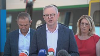 PM denies Netanyahu's accusations about Melbourne synagogue attack.