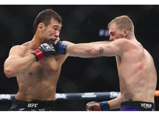 Pantoja retains flyweight title by submitting Asakura with technical move.