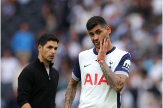 Spurs player criticizes team owner Levy, comparing him to Chelsea.