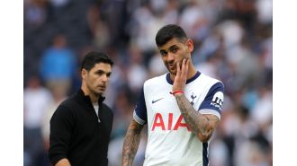 Spurs player criticizes team owner Levy, comparing him to Chelsea.