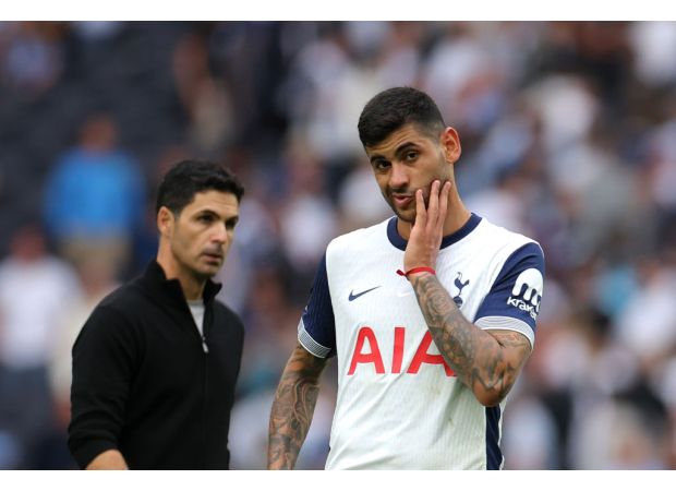 Spurs player criticizes team owner Levy, comparing him to Chelsea.