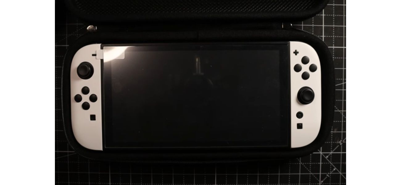 See a video of the mock-up for the Nintendo Switch 2 console, revealing its size accurately.