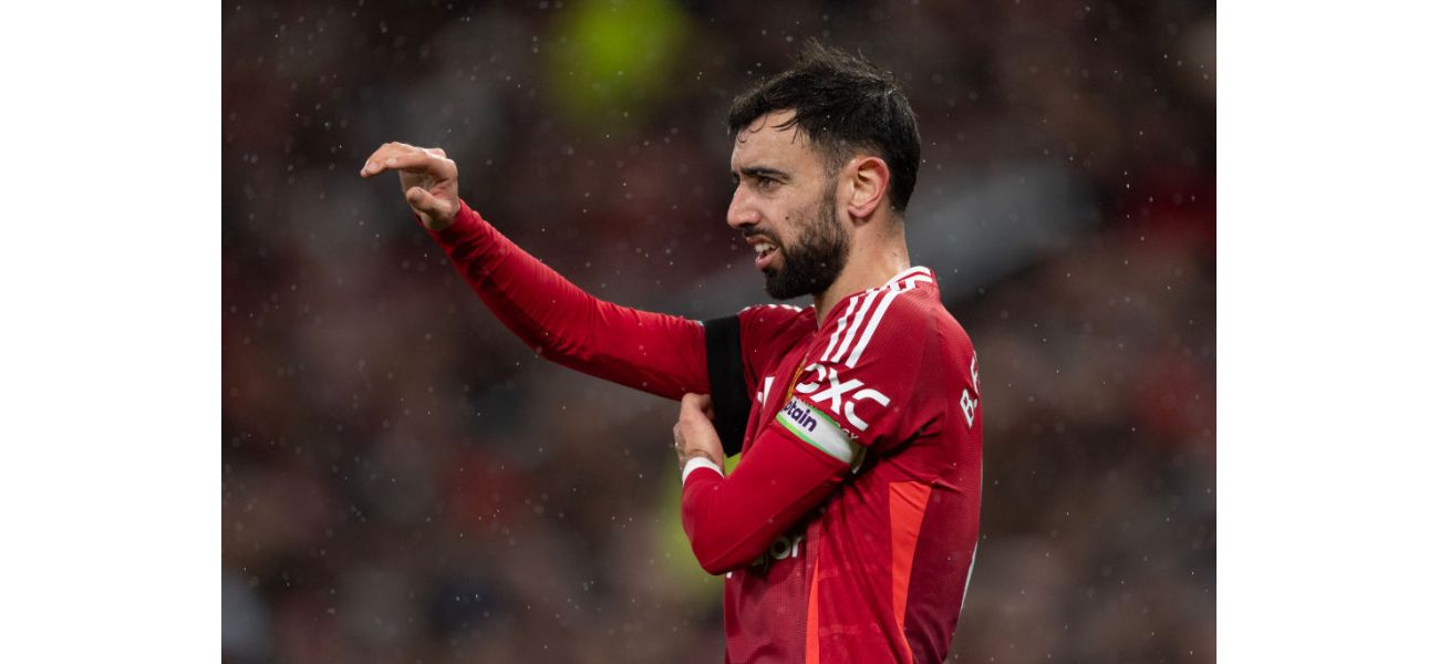 Jamie Carragher suggests that selling a surprising Manchester United player should be taken into consideration.