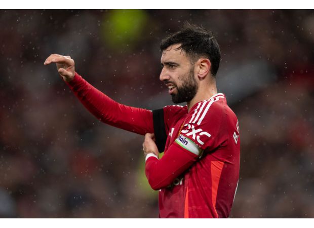 Jamie Carragher suggests that selling a surprising Manchester United player should be taken into consideration.