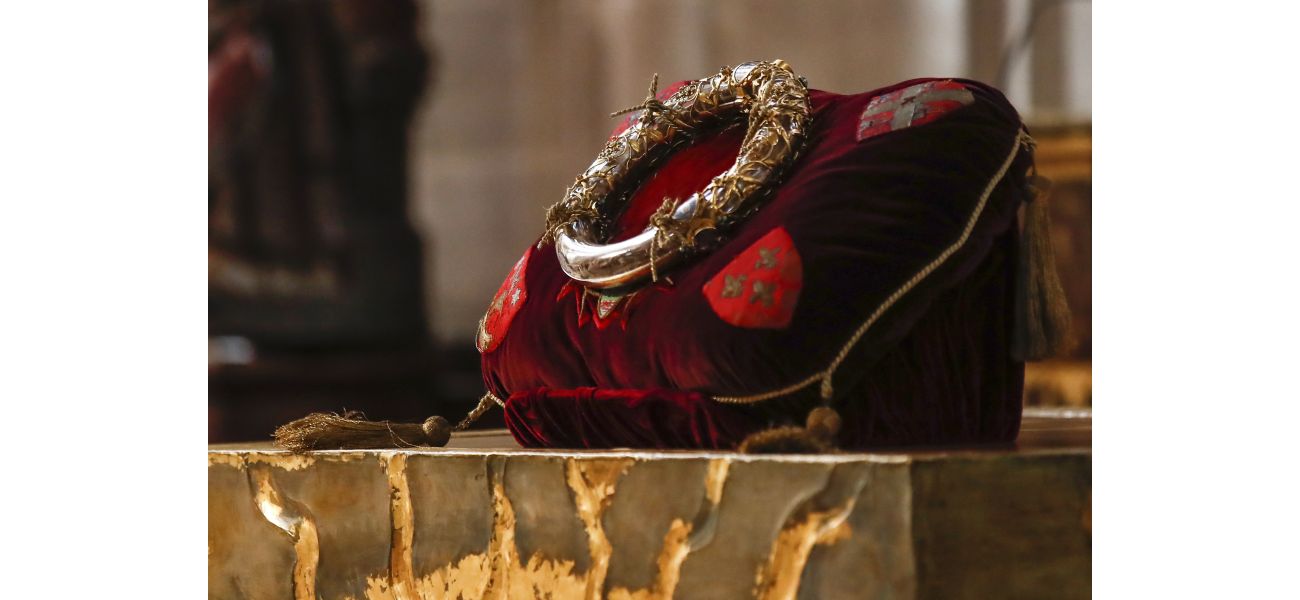 The 'Crown of Thorns' is once again available for the public to view at Notre Dame cathedral.