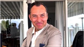 Jude Law hints at a sequel to The Holiday by recreating a famous scene.